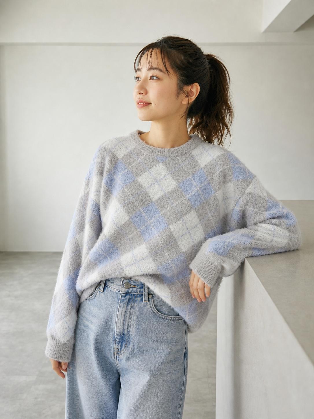 アーガイル柄シャギーニット（22040）のブルーをワイドデニムに合わせた秋コーデ