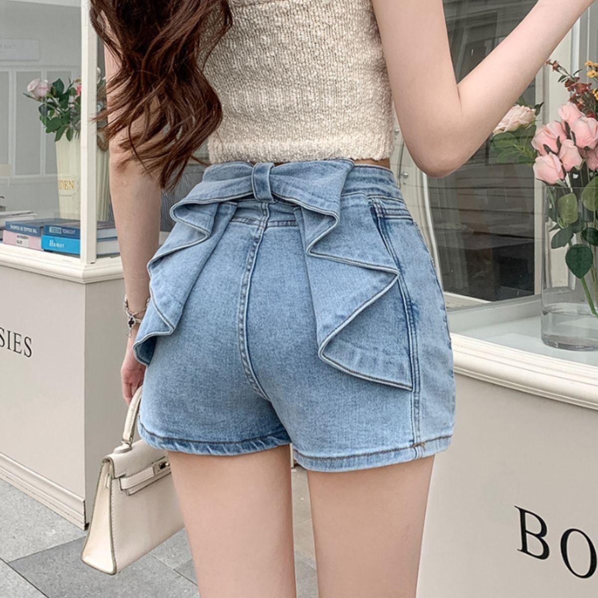 バックリボンデニムショートパンツの甘カジュアルコーディネート